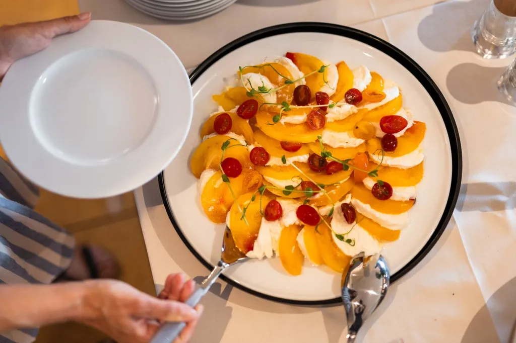 Le brunch de L'HDLP, un moment unique de gourmandise à l'Hôtel de la Plage de Bormes Les Mimosas.
