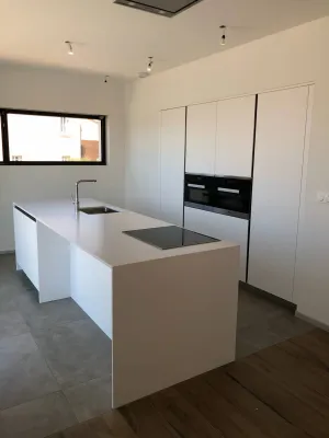 Réalisation cuisine moderne et épurée laque blanche avec ilot à Six Fours