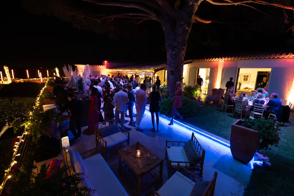 Célébration anniversaire adulte haut de gamme avec cocktail dînatoire gastronomique et ambiance musicale live dans lieu d'exception à Cannes dans les Alpes-Maritimes
