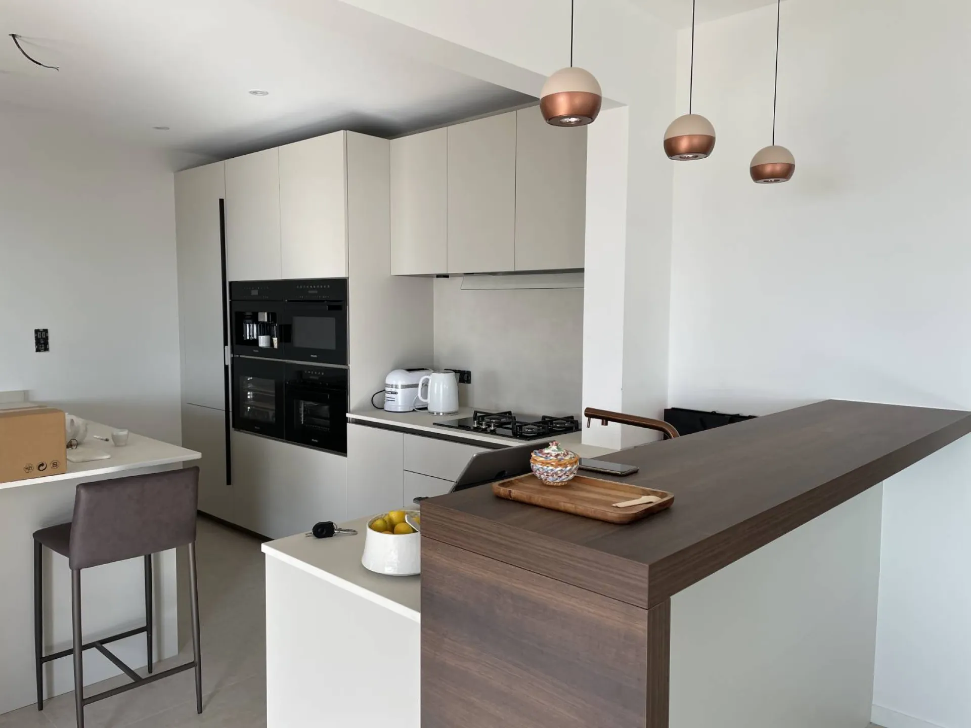 Réception de cuisine laque mat, plan de travail en céramique, bois noyer, tout en élégance à Bandol