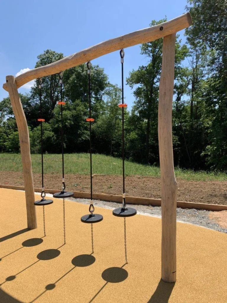 Réalisation de jeux d'enfants en robinier avec sol souple amortissant à Arnas proche de Villefranche sur Saône Rhône 69