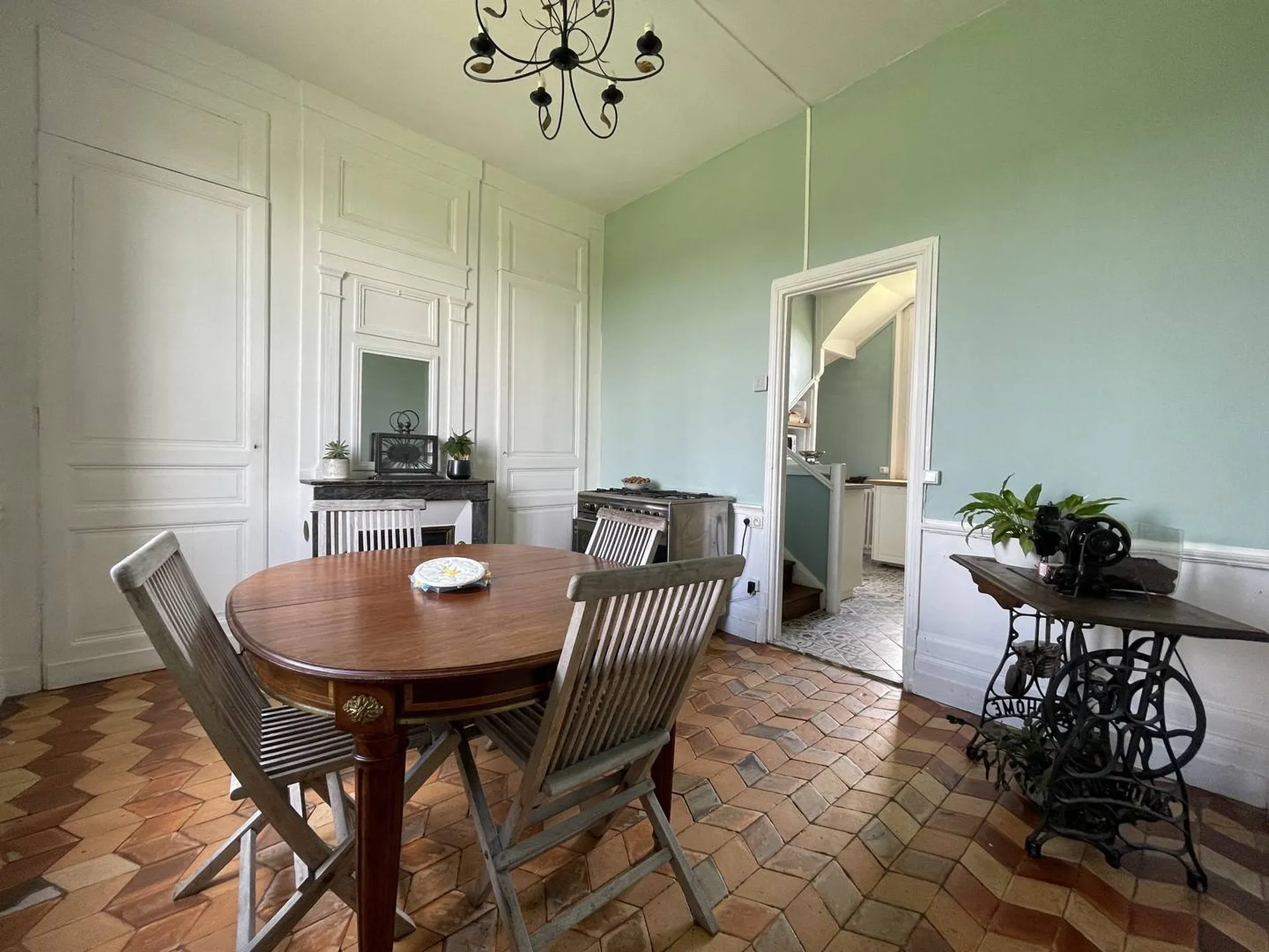 **Propriété avec potentiel d'extension à vendre** : Deuxième étage avec combles aménageables de 140 m², offrant des possibilités d'agrandissement selon vos besoins, présentée par Terres et Demeures de Normandie.