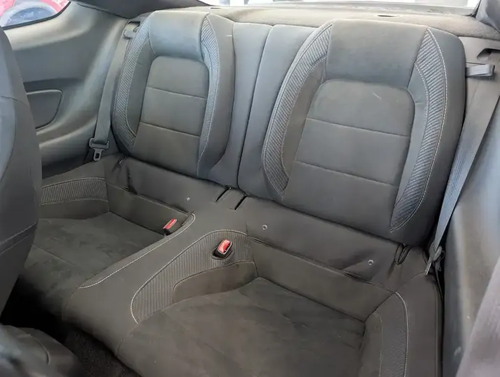 Banquette arrière Ford Mustang Shelby GT350 – intérieur soigné d’un modèle rare importé du Canada