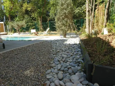 Création d'un jardin minéral avec piscine dans le Gard