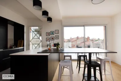 Cuisiniste pour cuisine sur mesure avec systemat noir et dekton aura à Blagnac