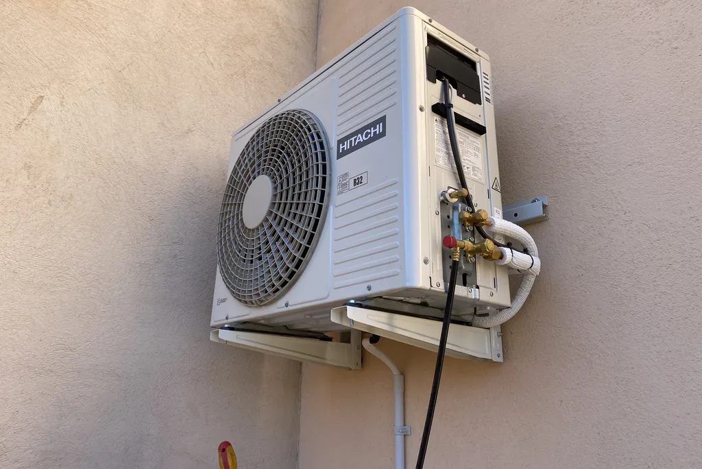 Groupe extérieur de climatisation réversible HITACHI dépanné par PROXICLIM sur Aix-en-Provence