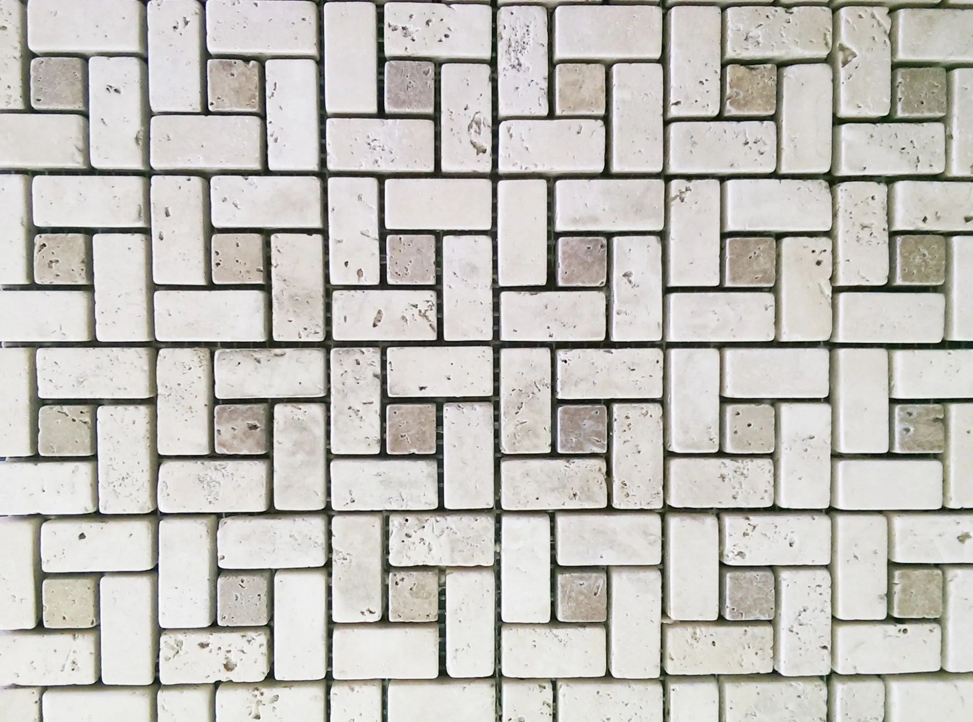 mosaique travertin mix beige brun motif carré salle de bain