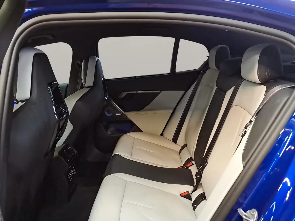 BMW M5 G90 hybride rechargeable 727 ch – Sièges arrière cuir Merino intérieur premium