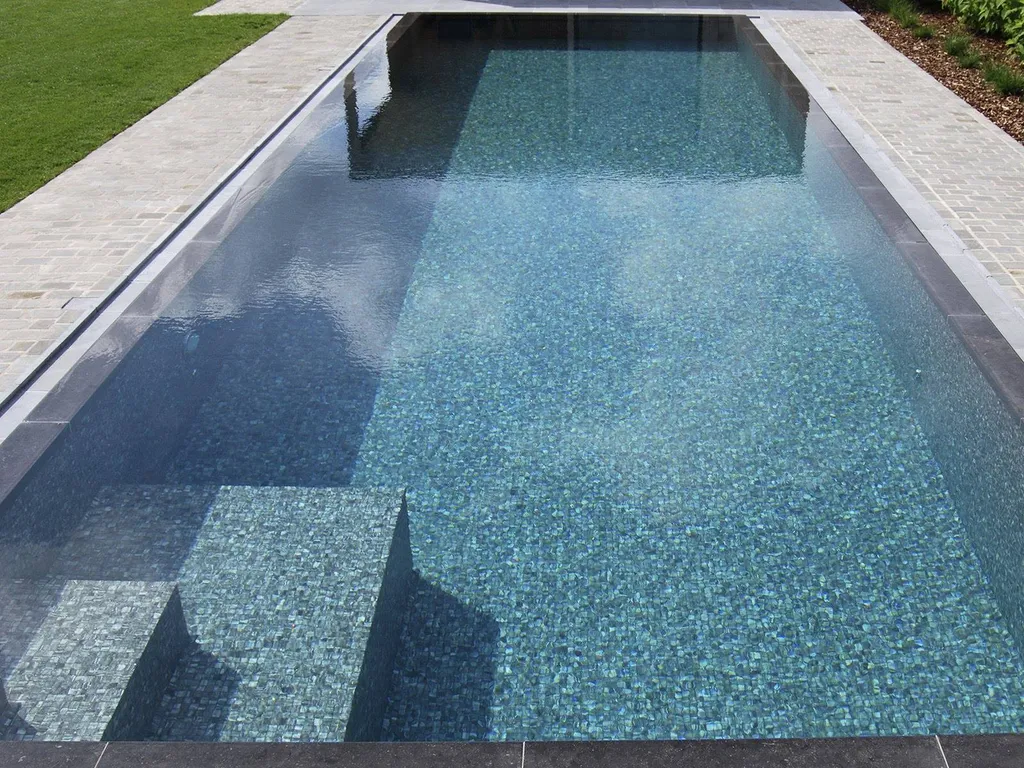 UNE PISCINE MODERNE - MOSAÏQUE TIGRATO
