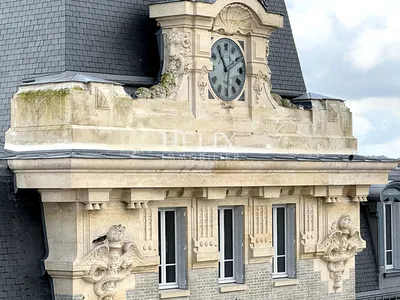 A vendre appartement situé en dernier étage d'un immeuble ancien, à 5 minutes à pied du RER A, le château de Saint Germain en Laye.