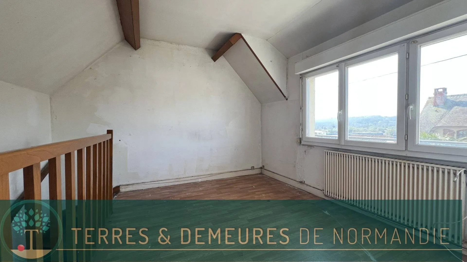 Maison individuelle des années 40 de 95m², 2 chambres, jardin clos arboré 325m², en bon état structurel mais à rénover entièrement, située à Eu 76260.