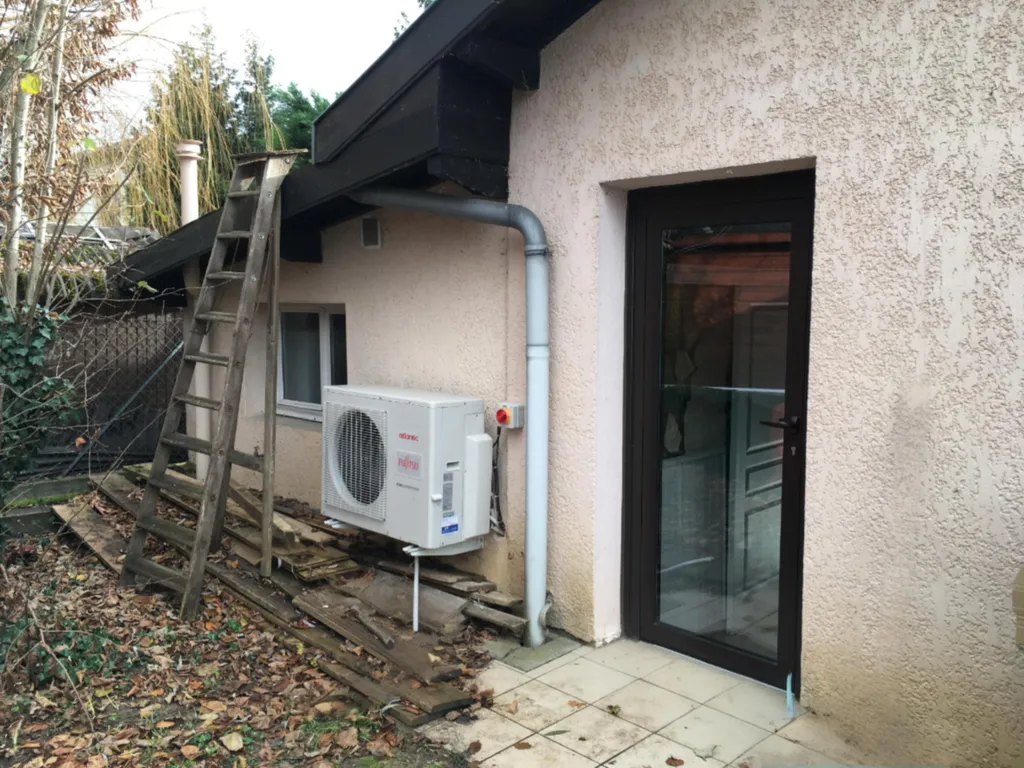 Unité extérieure de pompe à chaleur air-eau à Caluire-et-Cuire captant les calories de l’air pour un chauffage économique et écologique