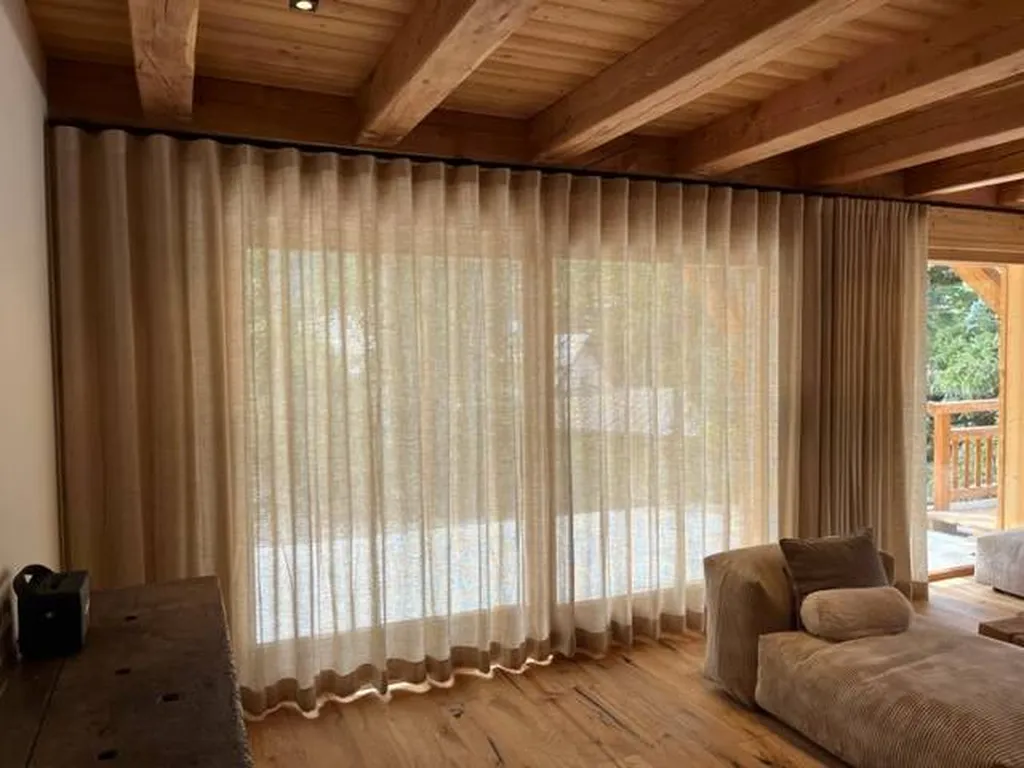 Aménagement d'un salon en voilage à Serre Chevalier