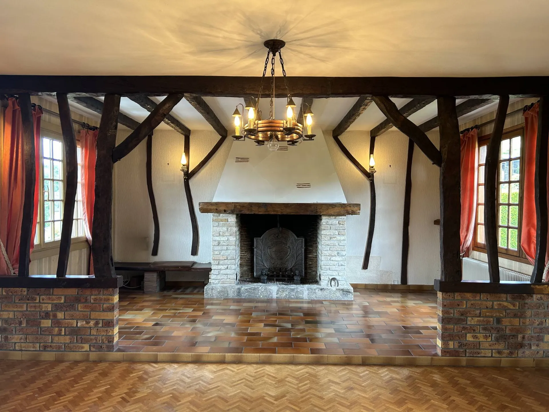 Charmante Maison à Colombages de 130m² avec Terrain Plat de 1921m², en Normandie.