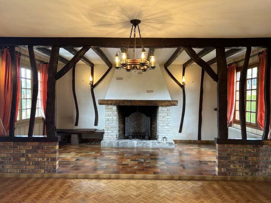 Charmante Maison à Colombages de 130m² avec Terrain Plat de 1921m², en Normandie.
