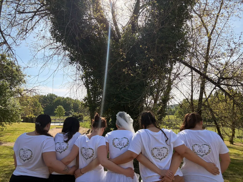 Offrez à votre EVJF une touche unique grâce à la broderie personnalisée. Création  de broderie sur tee-shirt. Passion couture proche de Libourne 