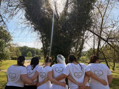 Offrez à votre EVJF une touche unique grâce à la broderie personnalisée. Création  de broderie sur tee-shirt. Passion couture proche de Libourne 
