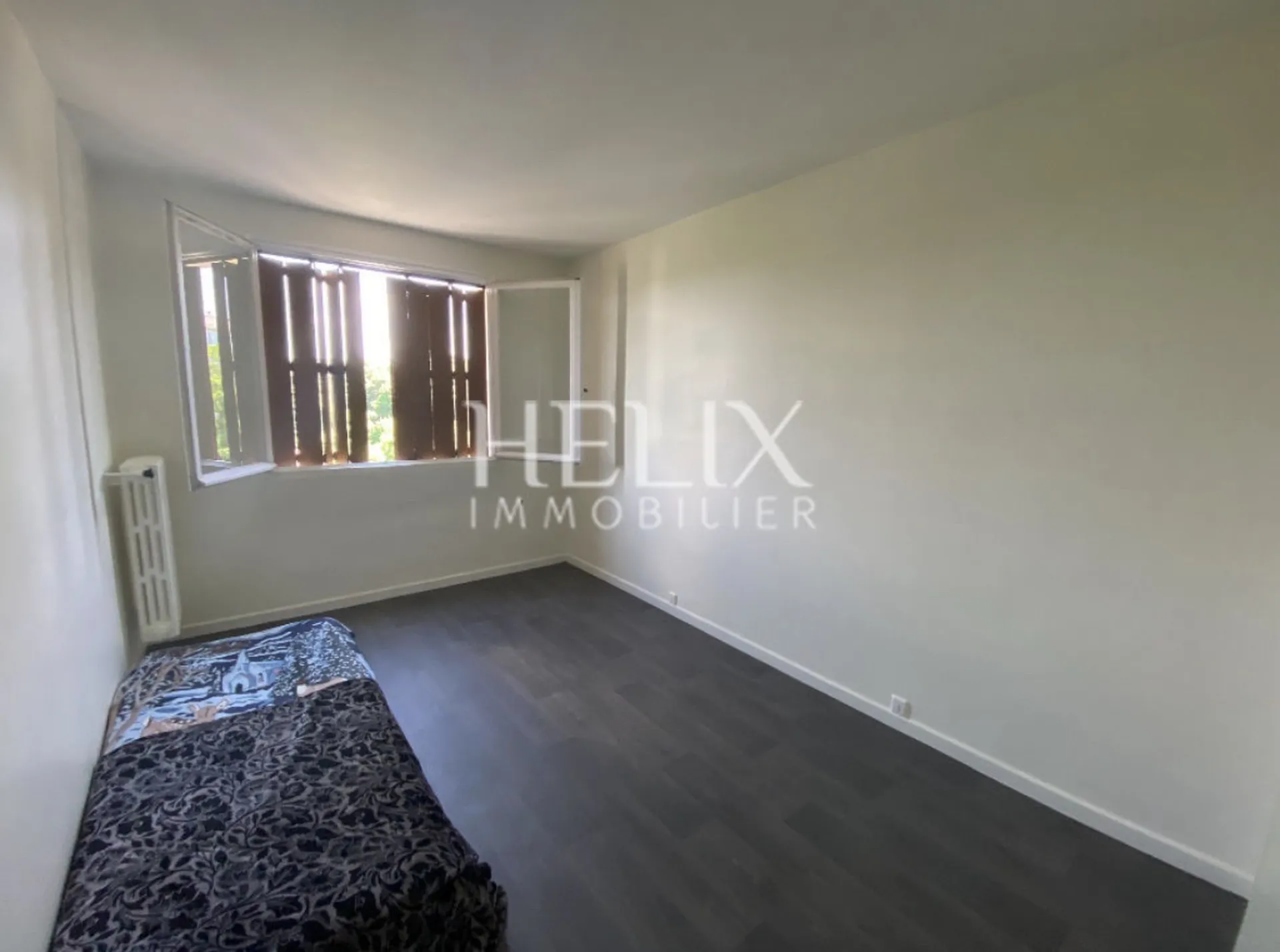 Appartement 5 pièces traversant Est/Ouest – Double séjour, balcon, 3 ch (poss. 4), cave et parking attitré