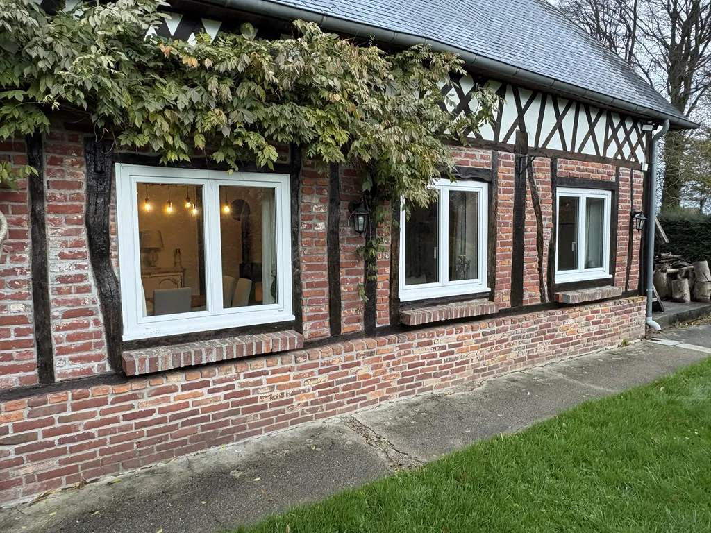 Installation de fenêtres PVC blanches double vitrage sur une maison normande à Rocquefort proche d'Yvetot