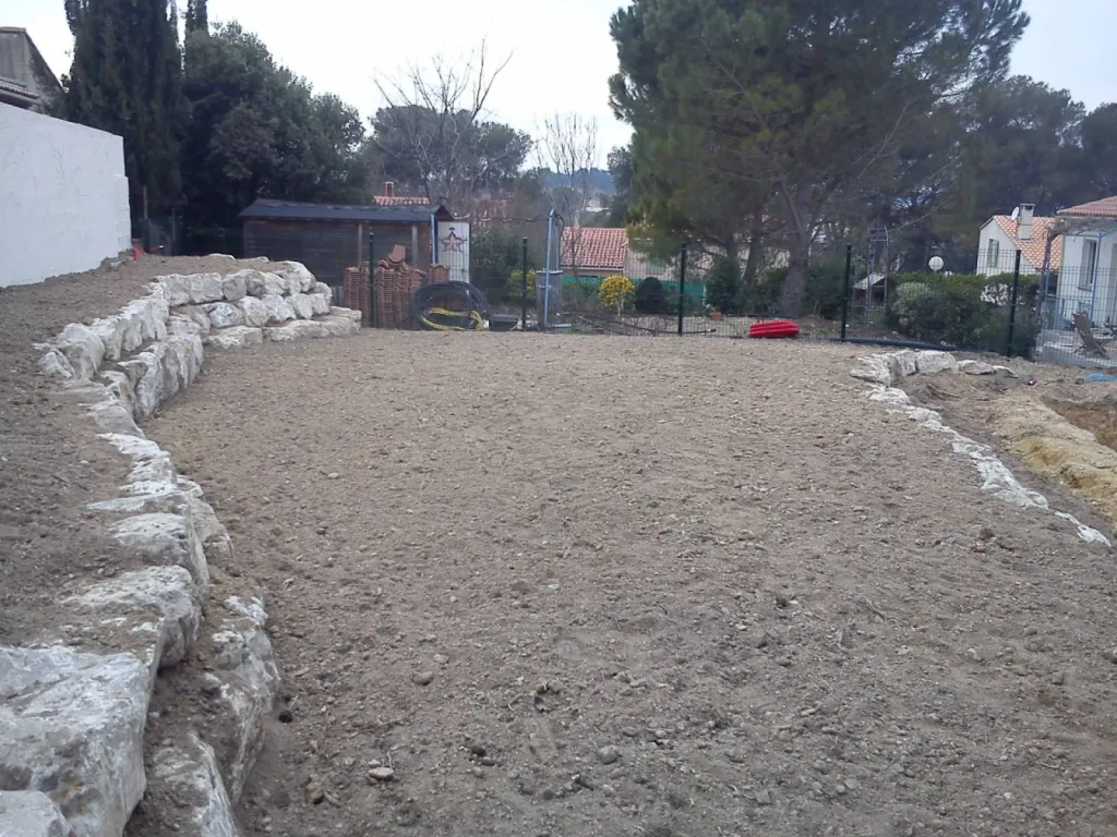 Enrochement dans jardin mediterrannéen dans pays d'Aix