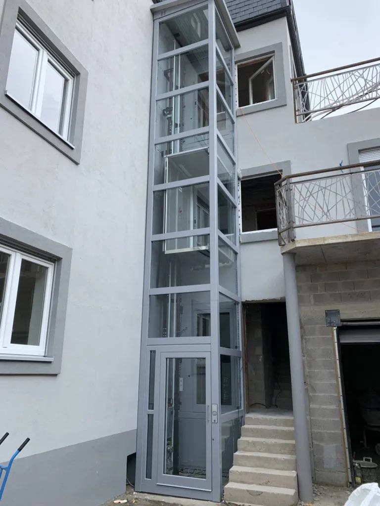 L'ascenseur privatif de la copropriété une fois terminé,VIMEC E10 près d'Orange à coté d'Avignon