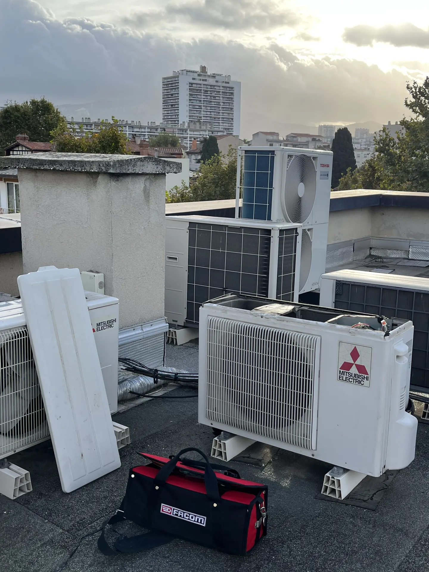 Dépannage effectué par PROXICLIM sur un groupe extérieur Mitsubishi Electric