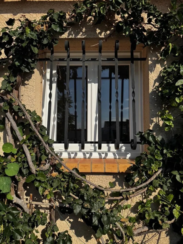 Installation de fenêtre en PVC 2 vantaux dans la région PACA