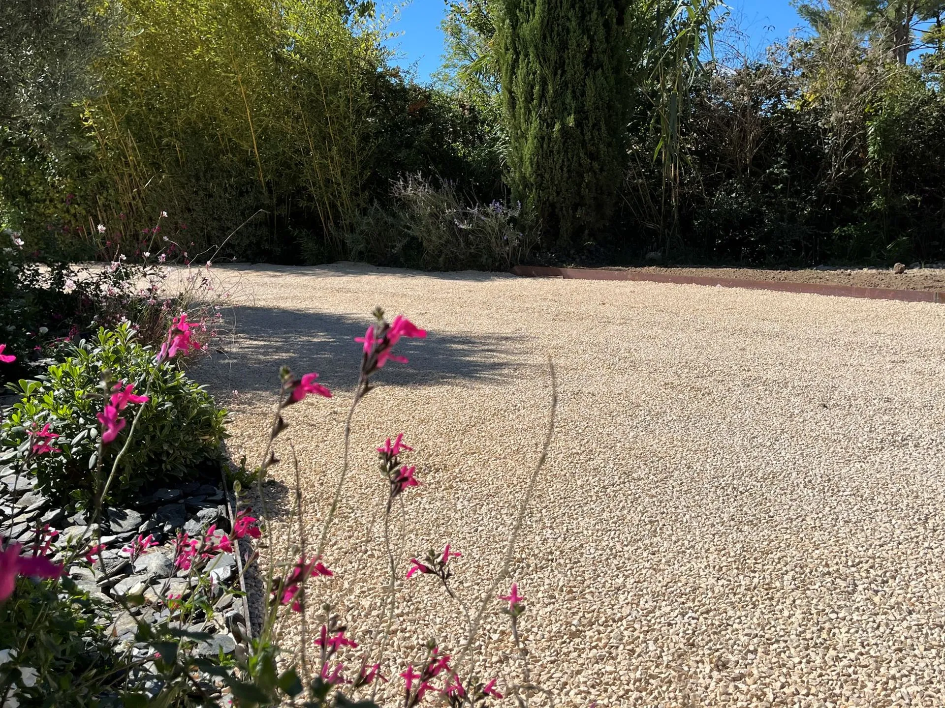 Réalisation allée et parking drainants en dalles stabilisatrices avec bordures acier à Éguilles par AEP