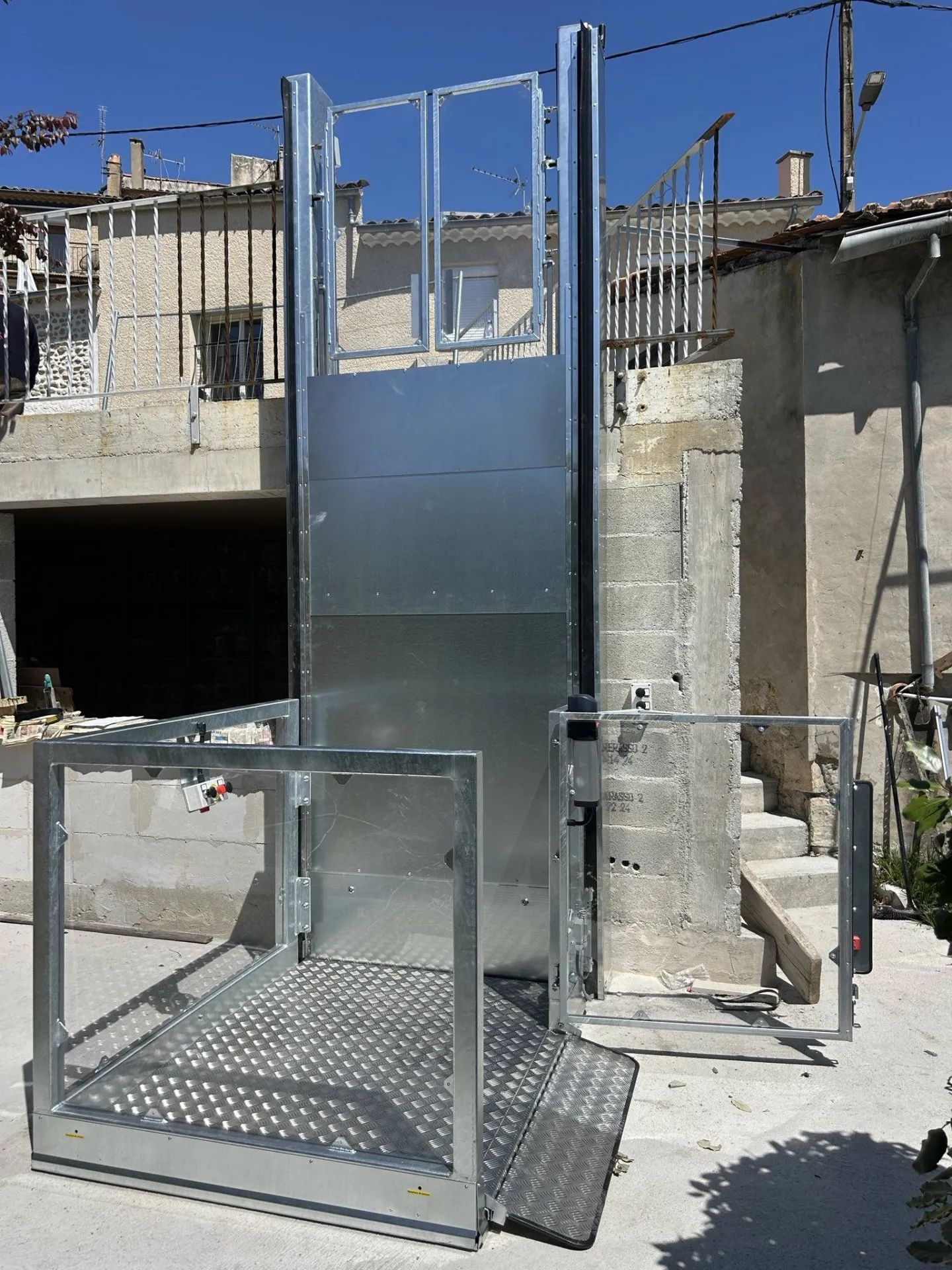 Plateforme verticale Strategos terminée avec son accès latéral motorisé à Oraison Plateforme verticale Strategos terminée avec son accès latéral motorisé à Oraison