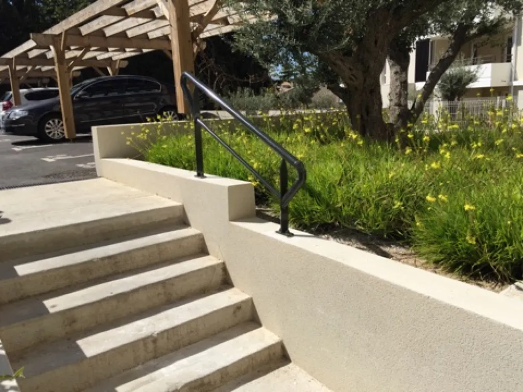 FABRICATION ET POSE MAIN COURANTE DE SECURITE POUR ESCALIER REALISEE SUR MESURE DANS NOS ATELIERS A MARTIGUES BDR