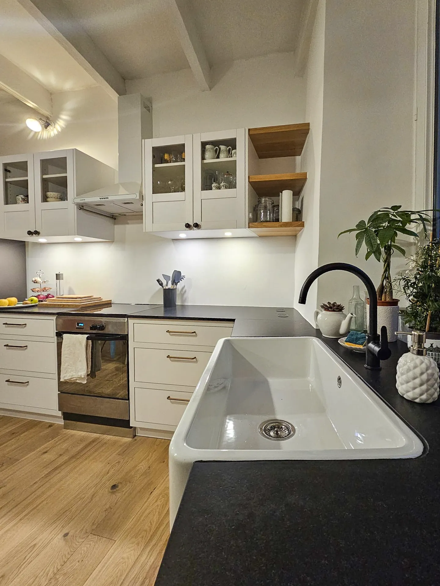 Cuisine sur mesure blanche et chêne à Vogüé : agencement en L, évier timbre d’office et finitions soignées