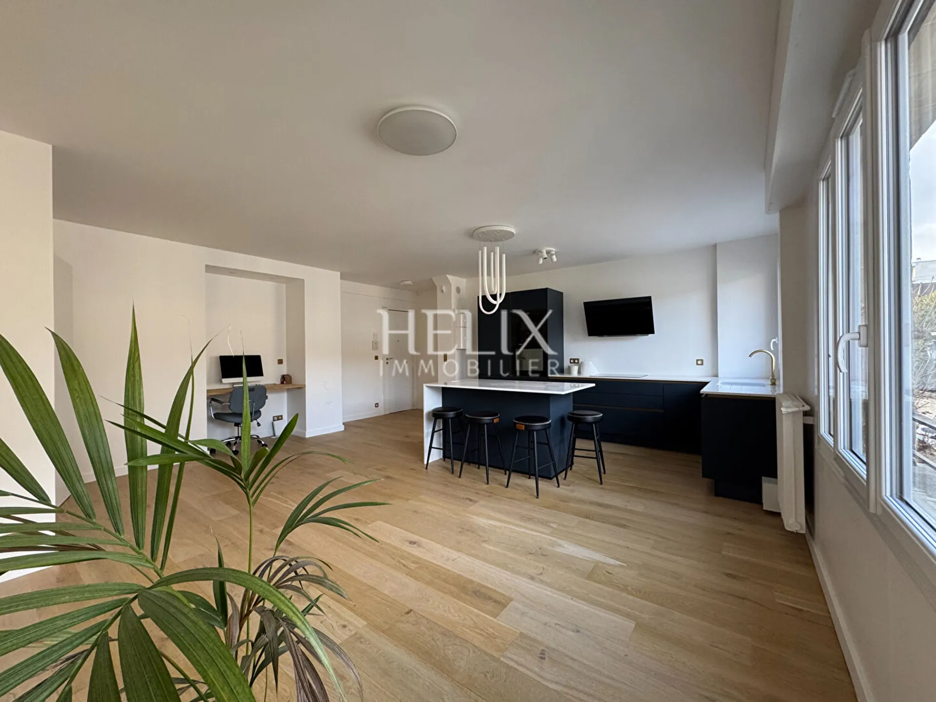 Grand appartement 2 pièces entièrement rénové avec ascenseur dans le centre ville de Saint Germain  en Laye