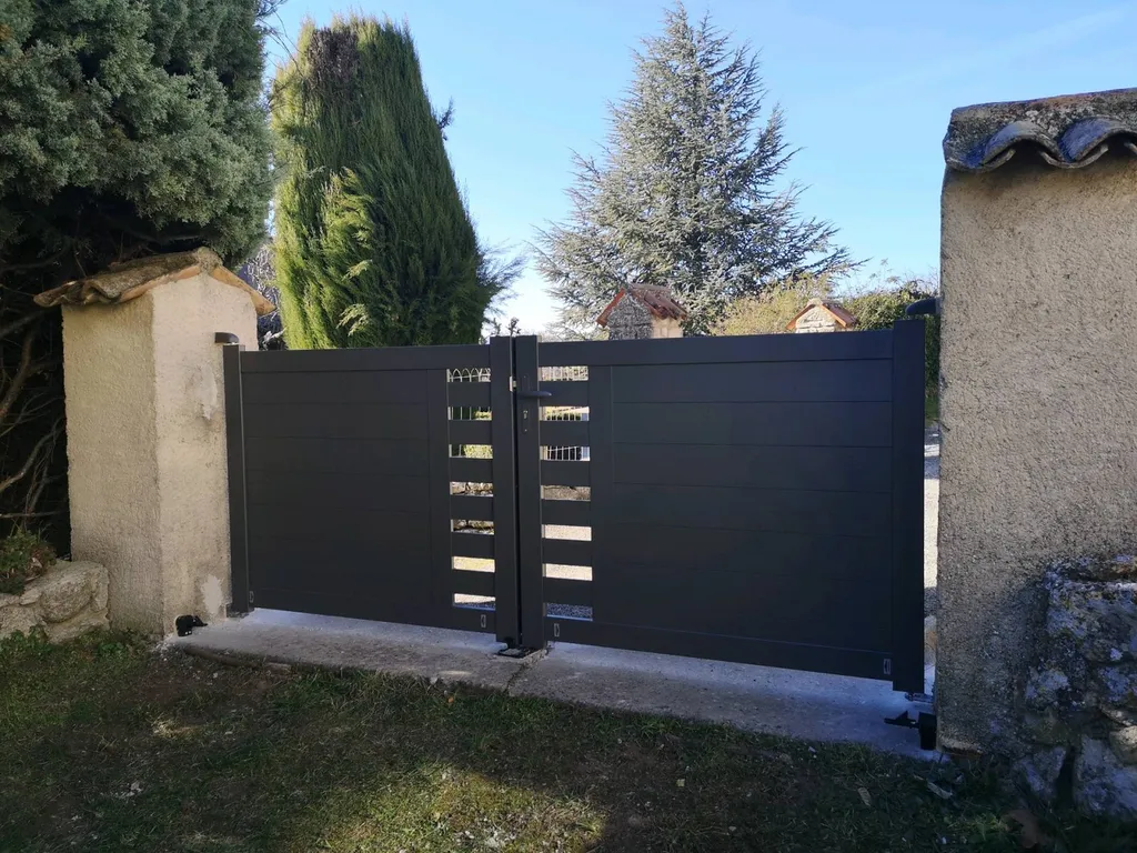 Installateur de portail en aluminium gris 7016