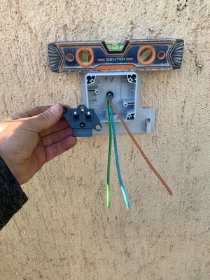 Installation d’une prise de recharge de voiture électrique Green up Access sur Roquevaire