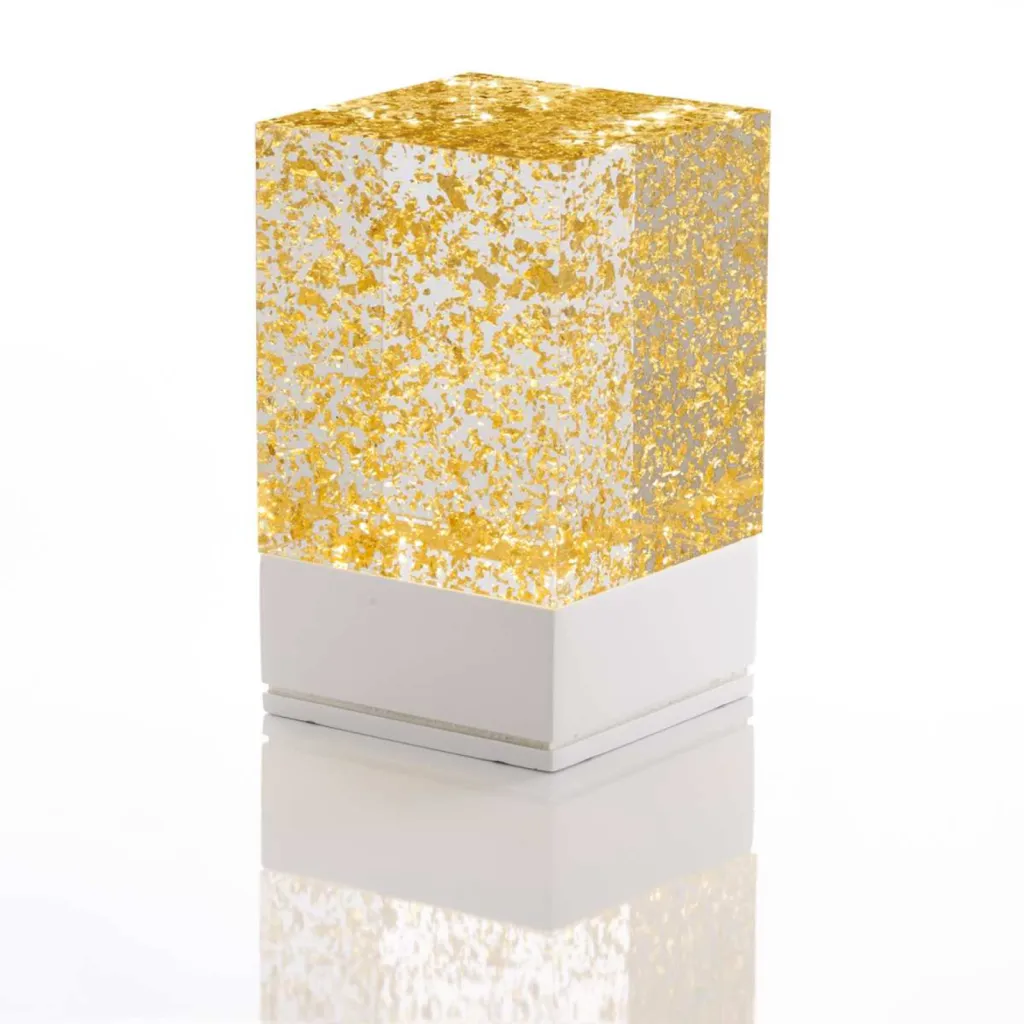 photo lampe design la D-cüb or fond blanc socle blanc