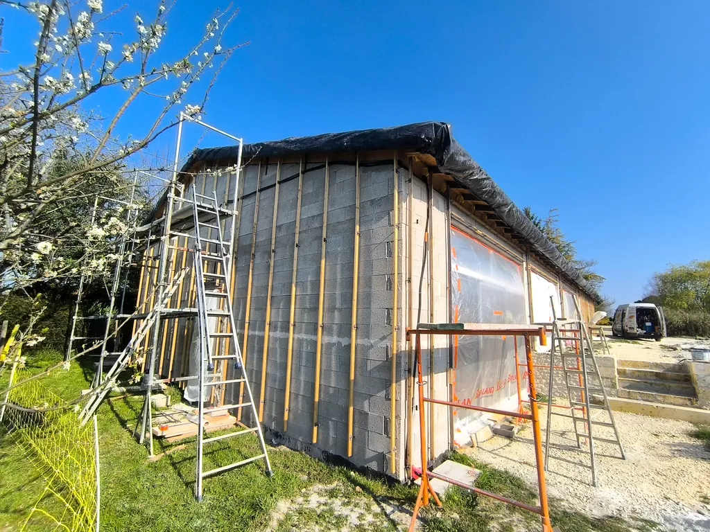 Isolation extérieure par mousse polyuréthane à cellules fermées – Chantier maison dans la région sud ouest proche de BORDEAUX