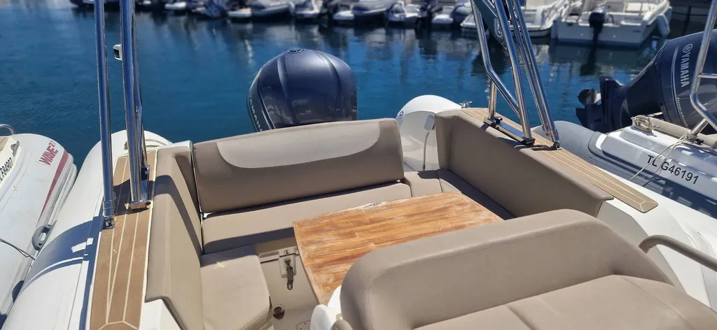 Vend bateau occasion Capelli Tempest 775 semi-rigide en parfait état près de Toulon