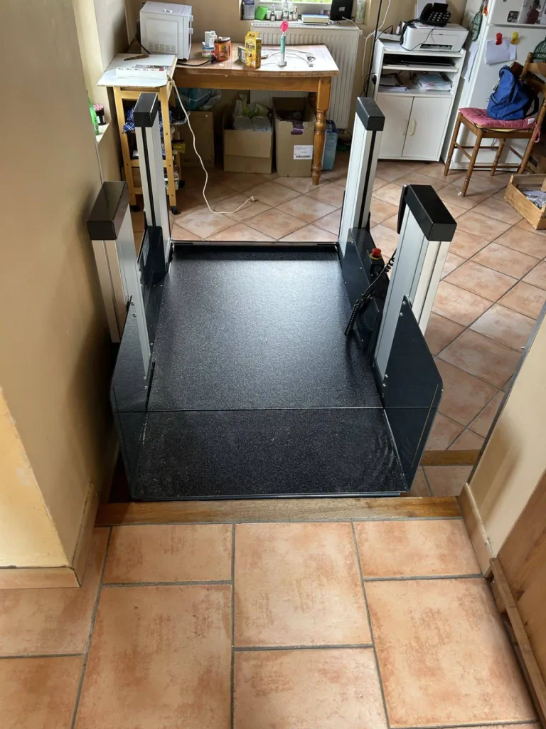 La jonction du seuil permet une sortie en toute sécurité pour cet élèvateur Stepsaver près de Manosque