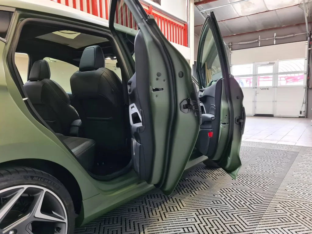 Total covering sur une FORD FIESTA ST à Grenoble en Auvergne-Rhône-Alpes