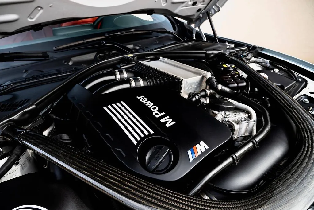 Remise à neuf de la carrosserie d'une BMW M4 à Lyon