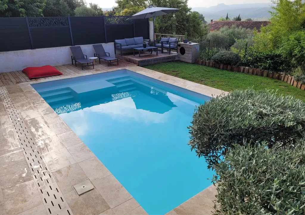 Piscine avec margelles