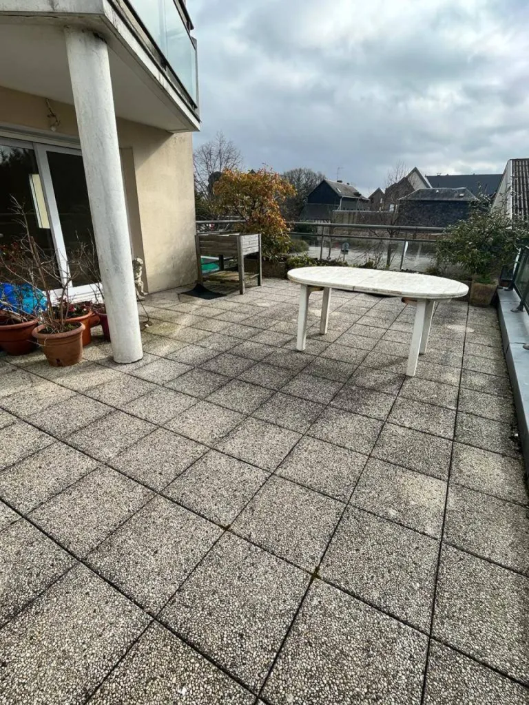 Disposant d'une grande terrasse de 31m² et d'un garage fermé