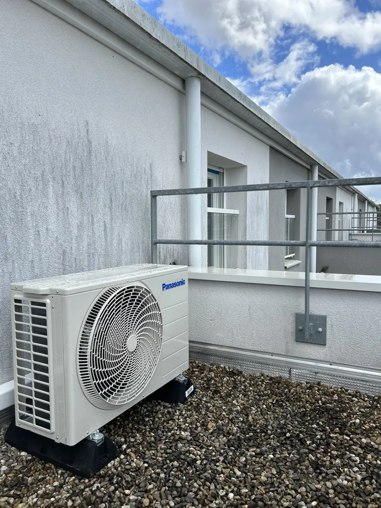 Installation d’un climatiseur réversible dans une résidence à Mérignac, avec une attention particulière portée à la stabilité du groupe extérieur et au confort acoustique.