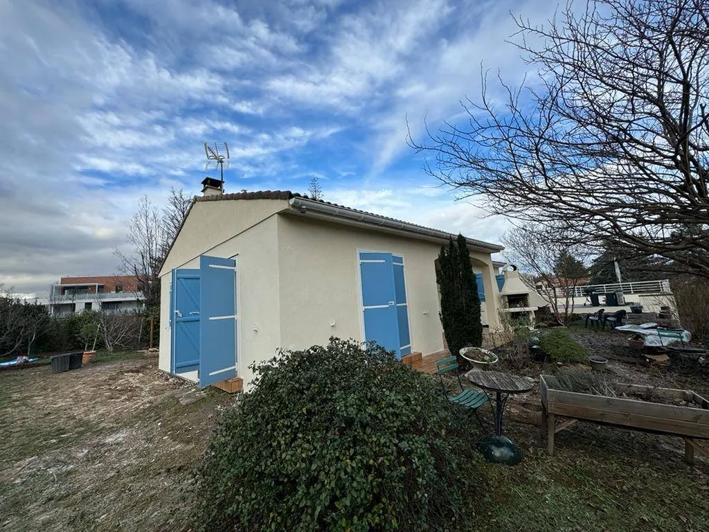Une habitation qui bénéficie des travaux d'isolation thermique par l'extérieur grâce à l'isolation en graphite polystyrène à Dardilly, à quelques minutes de Lyon