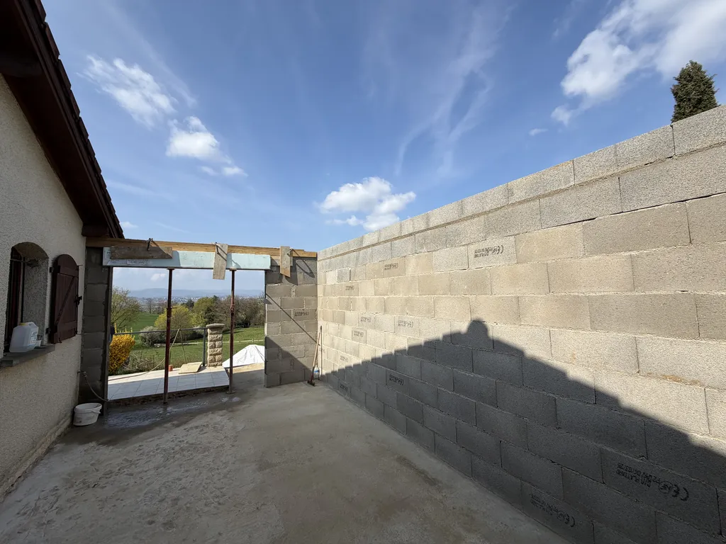 Réalisation de travaux de maçonnerie à St Didier de Formans pour une extension sur terrain difficile d'accès