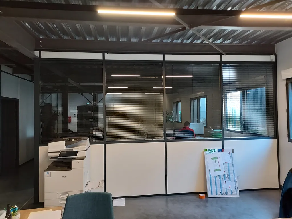 Pose de cloison chez solartec à Fareins