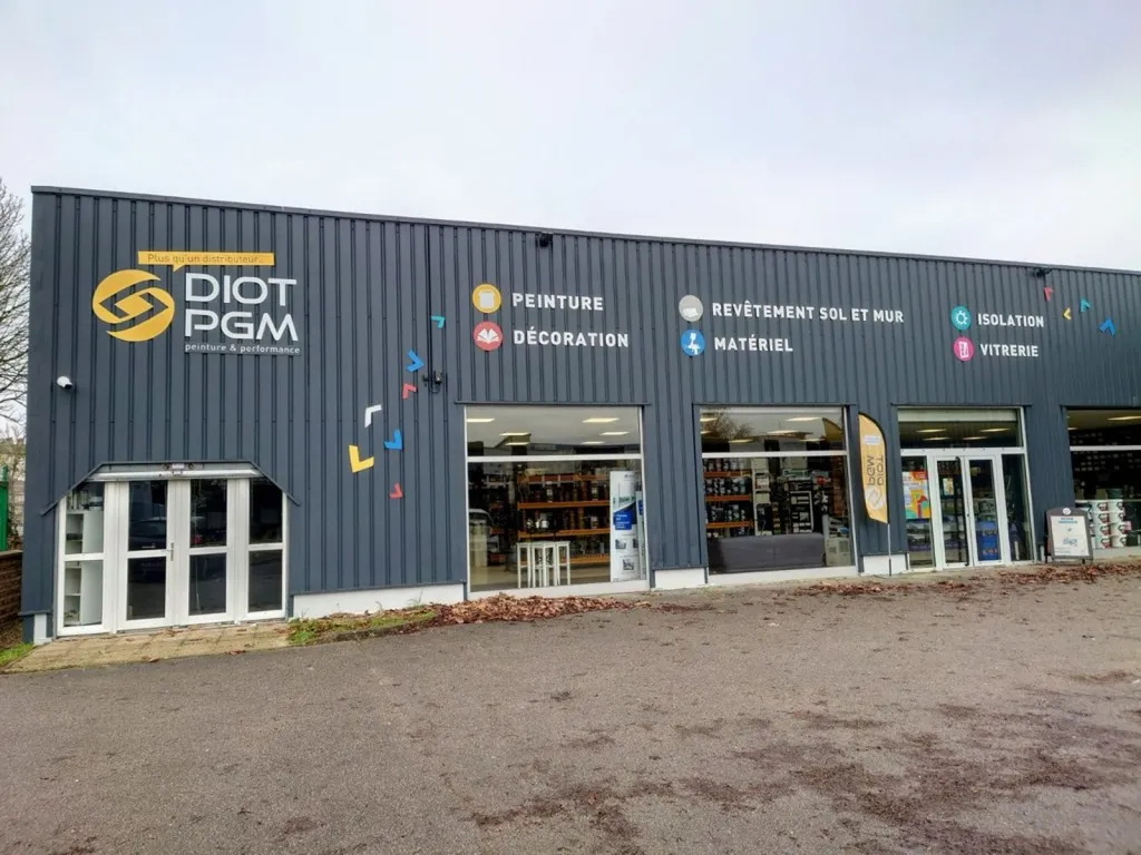 Nettoyage et dégraissage de façade et peinture façade au pistolet airless sur bardage avec échafaudage à ROUEN