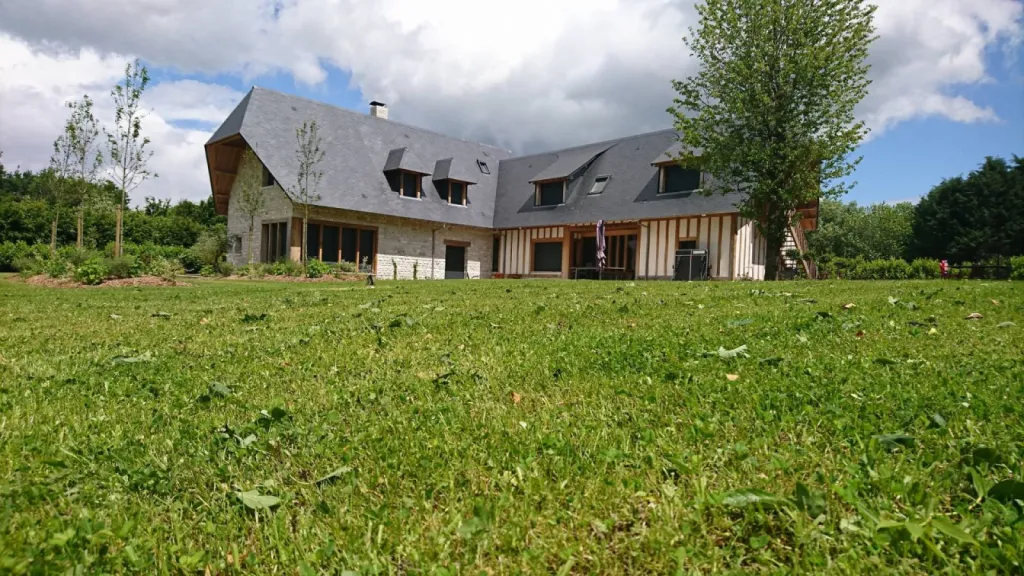 Trouver un constructeur spécialiste de maisons normandes en colombages et pierres à Yvetot proche Yerville en Seine Maritime 76