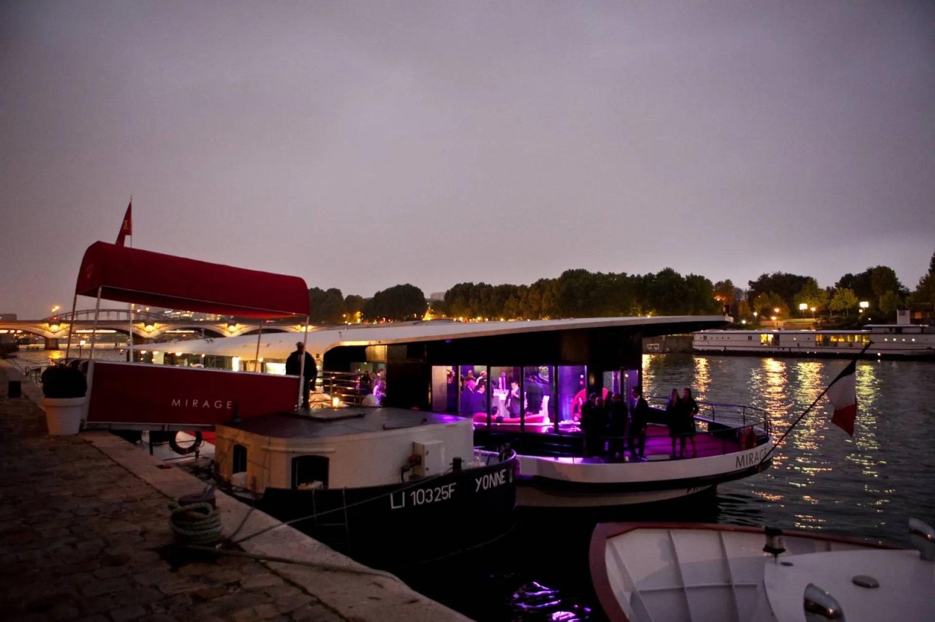 Se marier avec une wedding planner experte sur un Yacht avec croisière sur la Seine à Paris