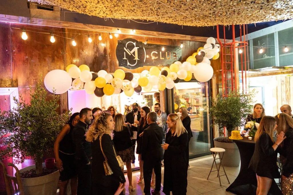 Bar restaurant avec soirées sur un rooftop et DJ à Marseille